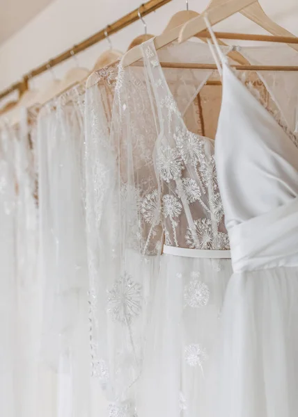 Closeup Vestidos Noiva Pendurados Showroom Nupcial Nova Coleção Vestidos Casamento — Fotografia de Stock