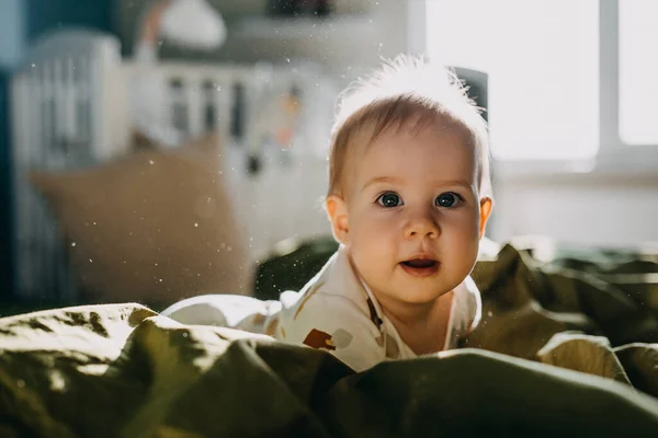 ปภาพใกล ดของทารกนอนบนท องบนเต ยงในแสงแดด มองกล — ภาพถ่ายสต็อก