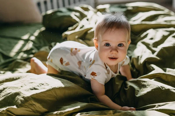 Dziewięciomiesięczne Dziecko Czołgające Się Łóżku Uśmiechnięte Patrzące Kamerę — Zdjęcie stockowe