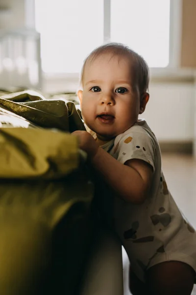 ปภาพของทารกท นอย างเต นอนอย บนน มองกล — ภาพถ่ายสต็อก