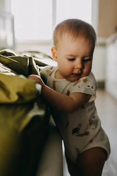 Evde Bir Yatağın Yanında Duran Üzerine Yaslanan Bir Bebeğin Yakın — Stok fotoğraf