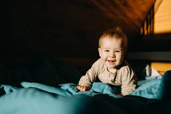 Dziewięciomiesięczne Dziecko Czołgające Się Łóżku Śmiejące Się Patrzące Kamerę — Zdjęcie stockowe