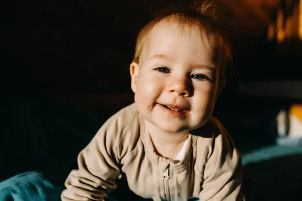 Portret Dziecka Świetle Słonecznym Uśmiechniętego Patrzącego Kamerę — Zdjęcie stockowe