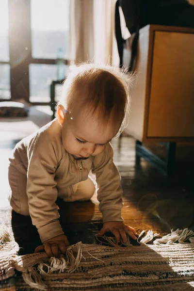 Pequeno Bebê Sentado Chão Casa Luz Sol Brincando Com Tapete — Fotografia de Stock