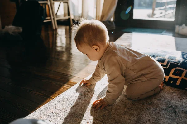 Małe Dziecko Siedzące Podłodze Domu Słońcu Bawiące Się Dywanem — Zdjęcie stockowe