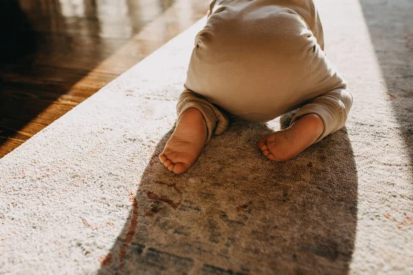 Halıda Çıplak Ayakla Bebek Resmi Var Bebek Evde Dizlerinin Üzerinde — Stok fotoğraf