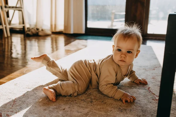Nove Meses Idade Bebê Rastejando Chão Tapete Casa — Fotografia de Stock
