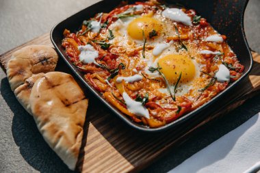 Yumurta ve sebzeli tavaya yaklaş..