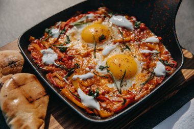 Kızartma tavasında yumurta ve sebze yakın plan..