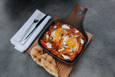 İki kızarmış yumurta ve sebze tavada pide..