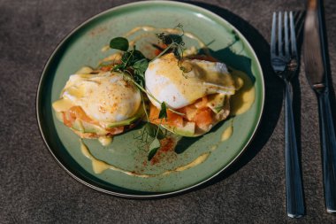 Somonlu haşlanmış yumurta ve bir tabak avokado..
