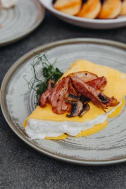 Kızarmış pastırmalı omlet..