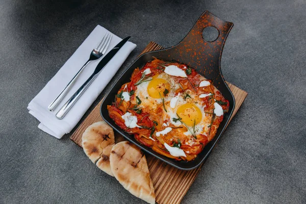 İki kızarmış yumurta ve sebze tavada pide..