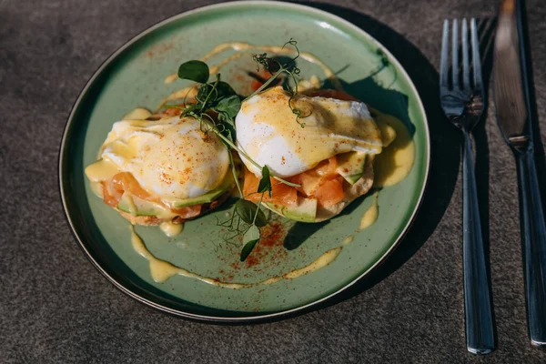 Somonlu haşlanmış yumurta ve bir tabak avokado..