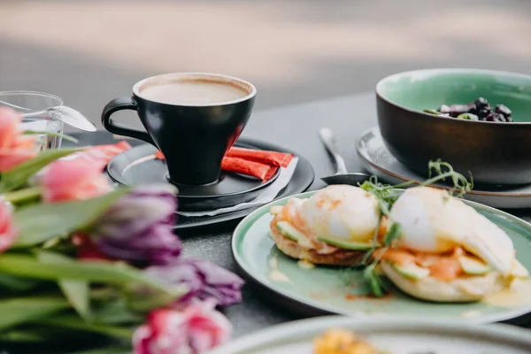 Pequeno Almoço Num Conceito Terraço Xícara Cappuccino Com Ovos Escalfados — Fotografia de Stock