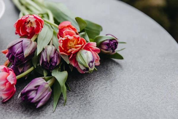 Bouquet Tulipani Rosa Viola Sdraiato Sul Tavolo All Aperto — Foto Stock