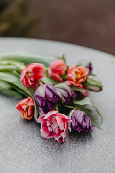 Bouquet Tulipani Rosa Viola Disposti Sul Tavolo All Aperto — Foto Stock