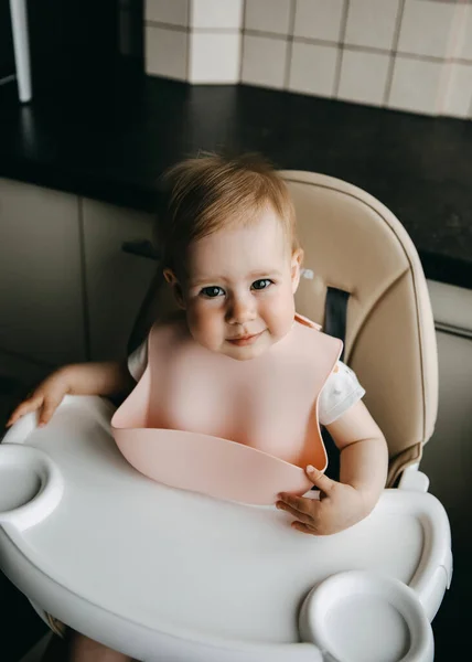 Miesięczne Dziecko Siedzące Wysokim Krześle Silikonowym Śliniaczkiem Czekające Jedzenie Uśmiechnięte — Zdjęcie stockowe