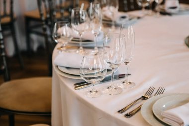 Lokantada bardaklar ve tabaklar ile bir masa ayarı.