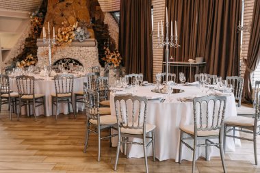 Lüks bir restoranda tabak ve gözlüklü bir masa..