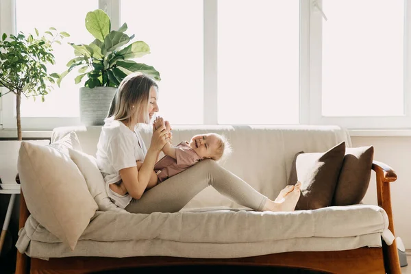 Mãe Bebê Sentados Casa Sofá Junto Janela Brincando Rindo — Fotografia de Stock