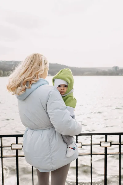 Mother Holding Baby Her Arms Looking Lake — стоковое фото