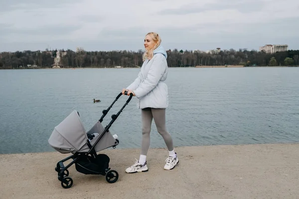 Mulher Loira Andando Com Carrinho Junto Lago Primavera — Fotografia de Stock