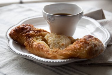 Kahvaltıda bir fincan kahveli elmalı turta. 