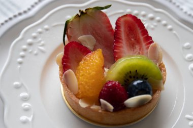 Beyaz arkaplanda Karışık Meyveli Turta