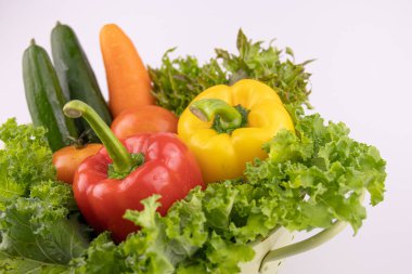 Beyaz arka planda taze organik sebzeler, Kale, Bell Pepper ve Domatesleri kapatın.