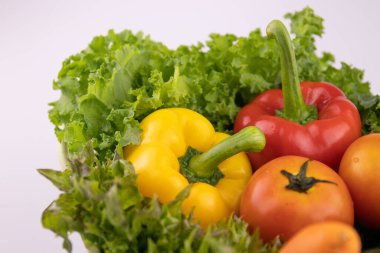 Beyaz arka planda taze organik sebzeler, Kale, Bell Pepper ve Domatesleri kapatın.