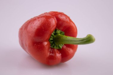 Beyaz Arkaplanda Taze Çan Biberini Kapat