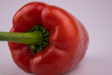 Beyaz Arkaplanda Taze Çan Biberini Kapat