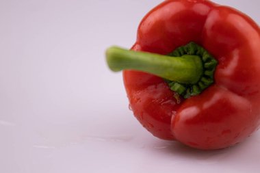 Beyaz Arkaplanda Taze Çan Biberini Kapat