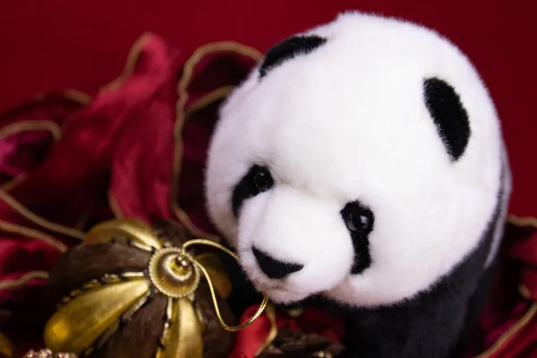 Panda Peluş Bebeği Noel Süslemeleri Kırmızı Arkaplan — Stok fotoğraf