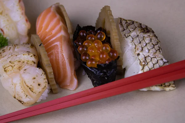 Frutos Mar Japoneses Tradicionais Nigiri Sushi Fundo Branco — Fotografia de Stock