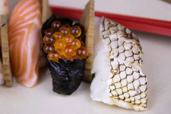 Tradiční Japonské Mořské Plody Nigiri Sushi Bílém Pozadí — Stock fotografie