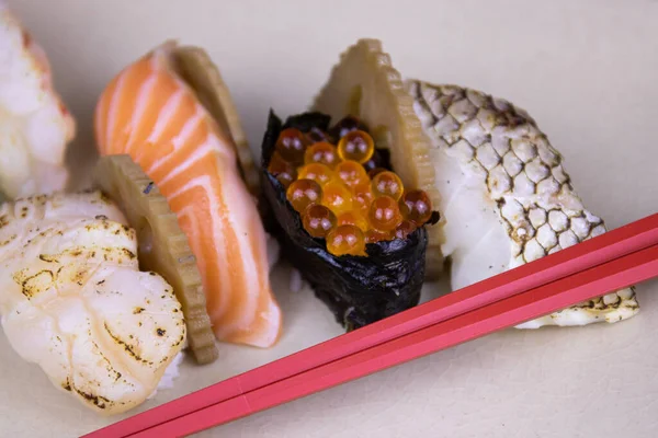 Frutos Mar Japoneses Tradicionais Nigiri Sushi Fundo Branco — Fotografia de Stock