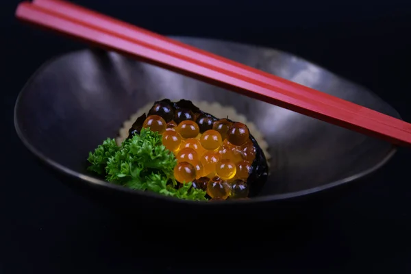 Comida Tradicional Japonesa Ovos Salmão Topo Arroz Ikura Nigiri Sushi — Fotografia de Stock