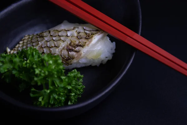 Cucina Tradizionale Giapponese Pesce Fresco Riso Sfondo Nero — Foto Stock