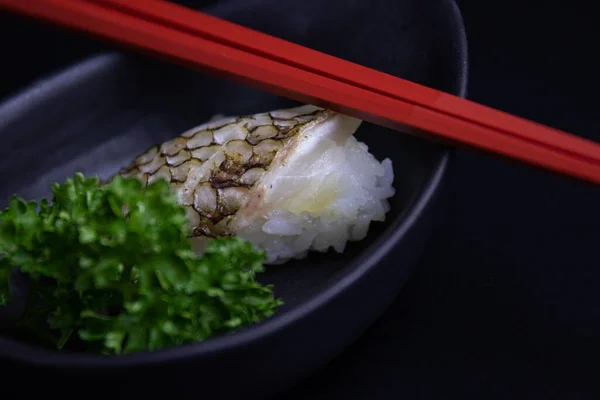 Comida Tradicional Japonesa Parte Superior Peixe Fresco Arroz Fundo Preto — Fotografia de Stock