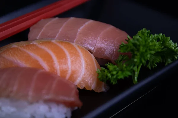 Tradiční Japonské Jídlo Čerstvé Ryby Top Rýži Černém Pozadí — Stock fotografie