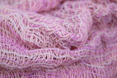 Beyaz Arkaplanda Açık Pembe El Sanatları Kıyafetleri. Tayland 'ın Kuzey Köyleri' nde el yapımı pamuk eşarp, tasarım dokusu ve deseninin detaylarını kapat.