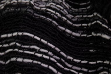 Beyaz Arkaplanda Siyah ve Beyaz El Sanatları Giysileri. Tayland 'ın Kuzey Köyleri' nde el yapımı pamuk eşarp, tasarım dokusu ve deseninin ayrıntılarını kapatın.