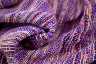 Beyaz Arkaplanda Mor El Sanatları Giysileri. Tayland 'ın Kuzey Köyleri' nde el yapımı pamuk eşarp, tasarım dokusu ve deseninin ayrıntılarını kapatın.