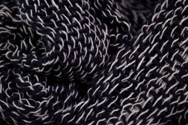 Beyaz Arkaplanda Siyah ve Beyaz El Sanatları Giysileri. Tayland 'ın Kuzey Köyleri' nde el yapımı pamuk eşarp, tasarım dokusu ve deseninin ayrıntılarını kapatın.