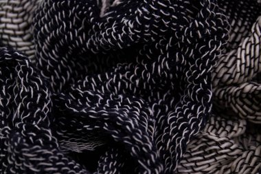 Beyaz Arkaplanda Siyah ve Beyaz El Sanatları Giysileri. Tayland 'ın Kuzey Köyleri' nde el yapımı pamuk eşarp, tasarım dokusu ve deseninin ayrıntılarını kapatın.