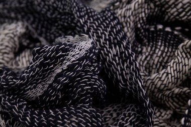 Beyaz Arkaplanda Siyah ve Beyaz El Sanatları Giysileri. Tayland 'ın Kuzey Köyleri' nde el yapımı pamuk eşarp, tasarım dokusu ve deseninin ayrıntılarını kapatın.