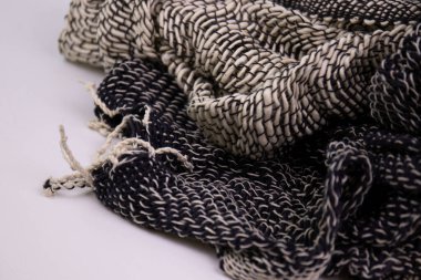 Beyaz Arkaplanda Siyah ve Beyaz El Sanatları Giysileri. Tayland 'ın Kuzey Köyleri' nde el yapımı pamuk eşarp, tasarım dokusu ve deseninin ayrıntılarını kapatın.