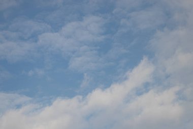 Güneşli bir günde Açık Mavi Gökyüzünün Bulutu